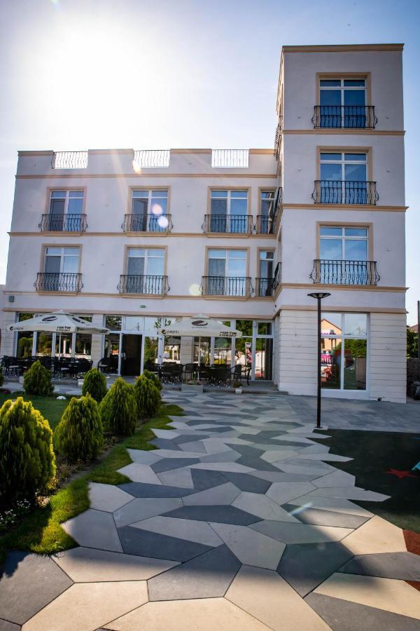 Unique Garden Hotel Brăila Kültér fotó