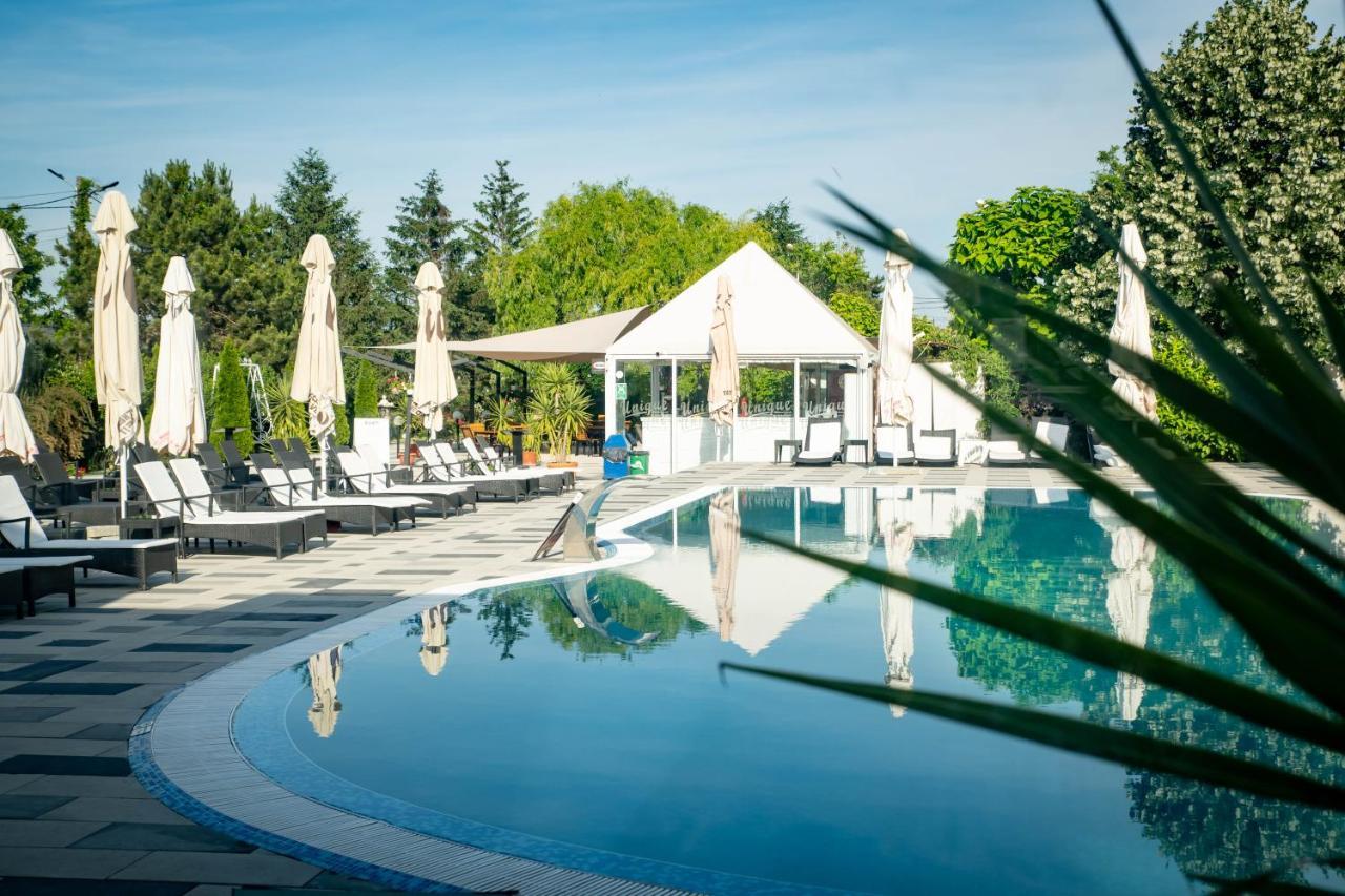 Unique Garden Hotel Brăila Kültér fotó