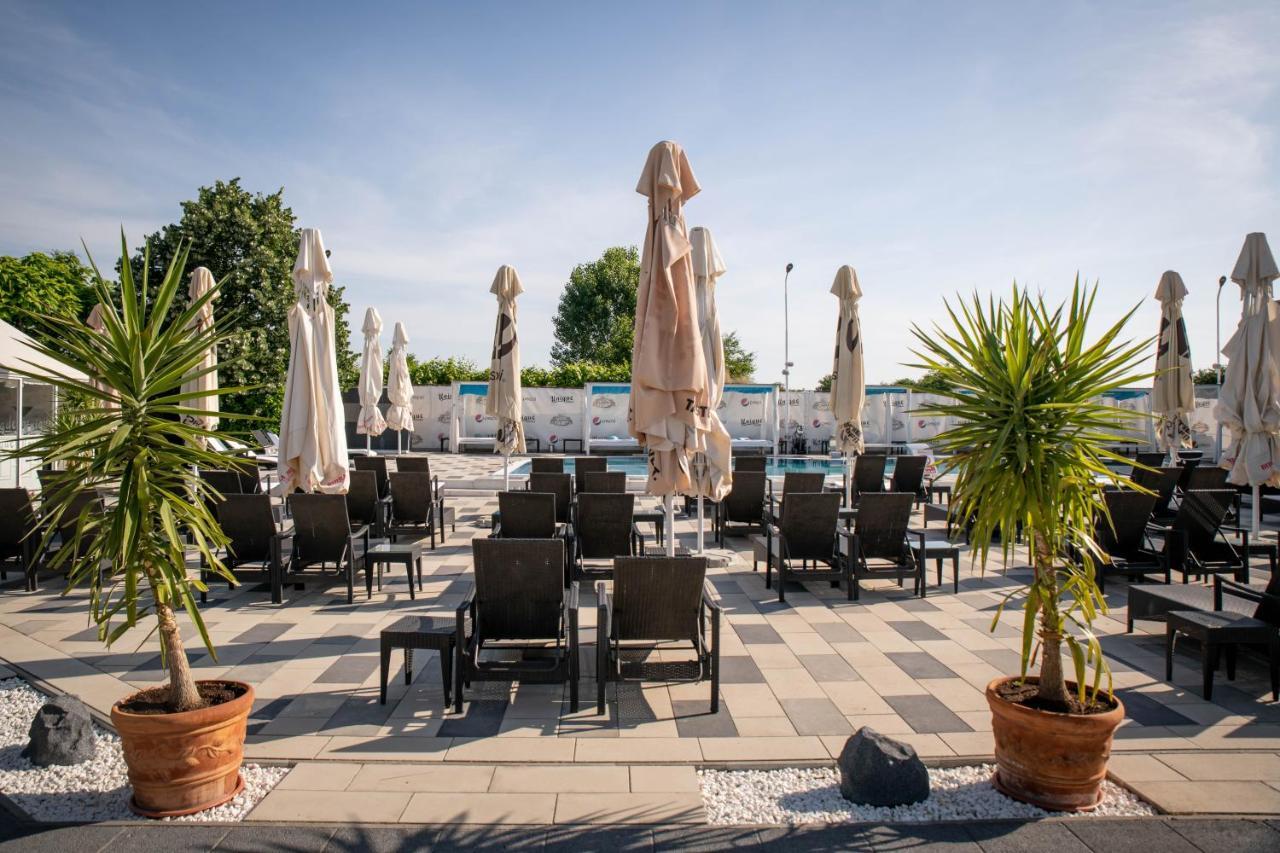 Unique Garden Hotel Brăila Kültér fotó